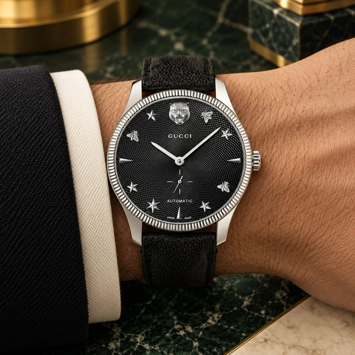 Gucci G-Timeless Small Seconds 40 mm Zwarte guilloche met katachtige, bijen- en stermotieven Horloge – YA126365