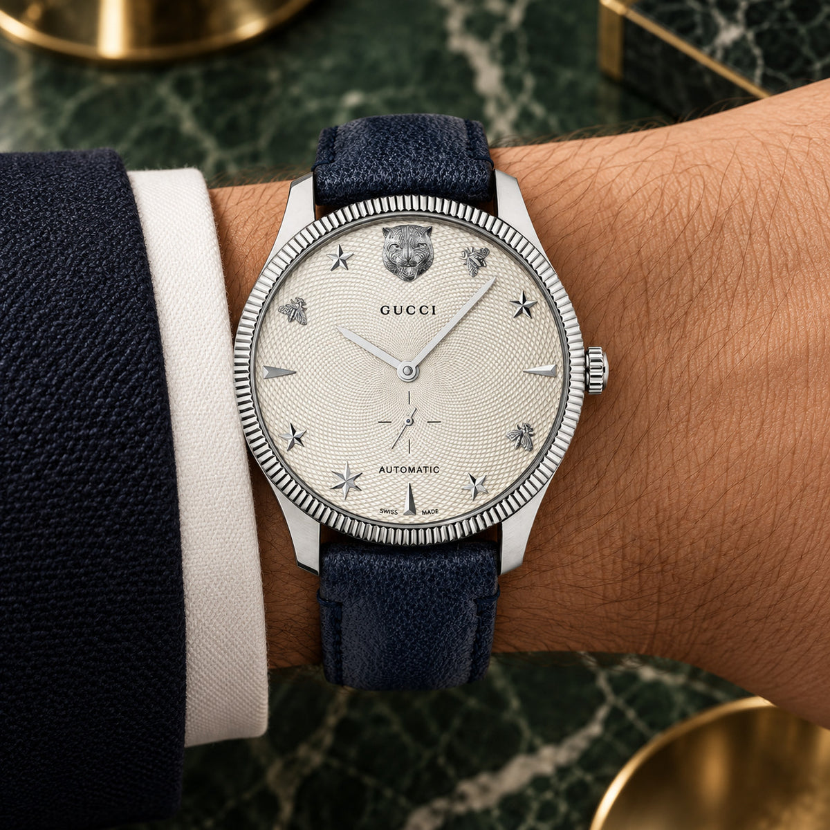 Gucci G-Timeless Small Seconds 40 mm Witte guilloche met katachtige, bijen- en stermotieven Horloge – YA126362