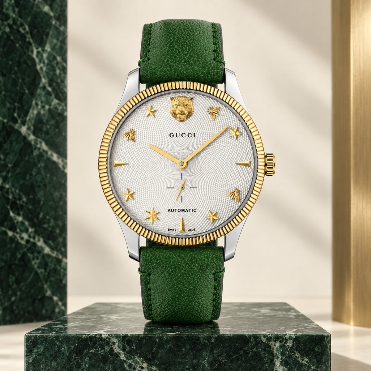 Gucci G-Timeless Small Seconds 40 mm Witte guilloche met gouden katachtige, bijen- en stermotieven Horloge – YA126363