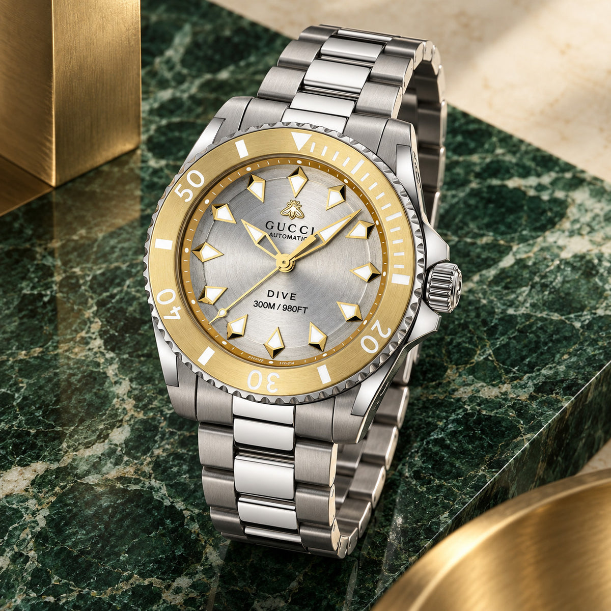 Gucci Dive 40 mm Zilver sunburst met goudkleurige accenten Horloge – YA136357