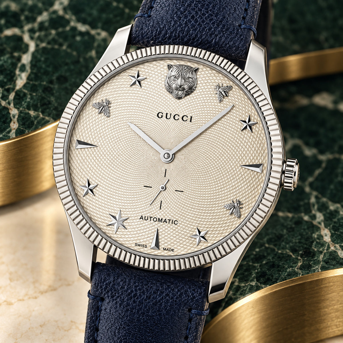 Gucci G-Timeless Small Seconds 40 mm Witte guilloche met katachtige, bijen- en stermotieven Horloge – YA126362