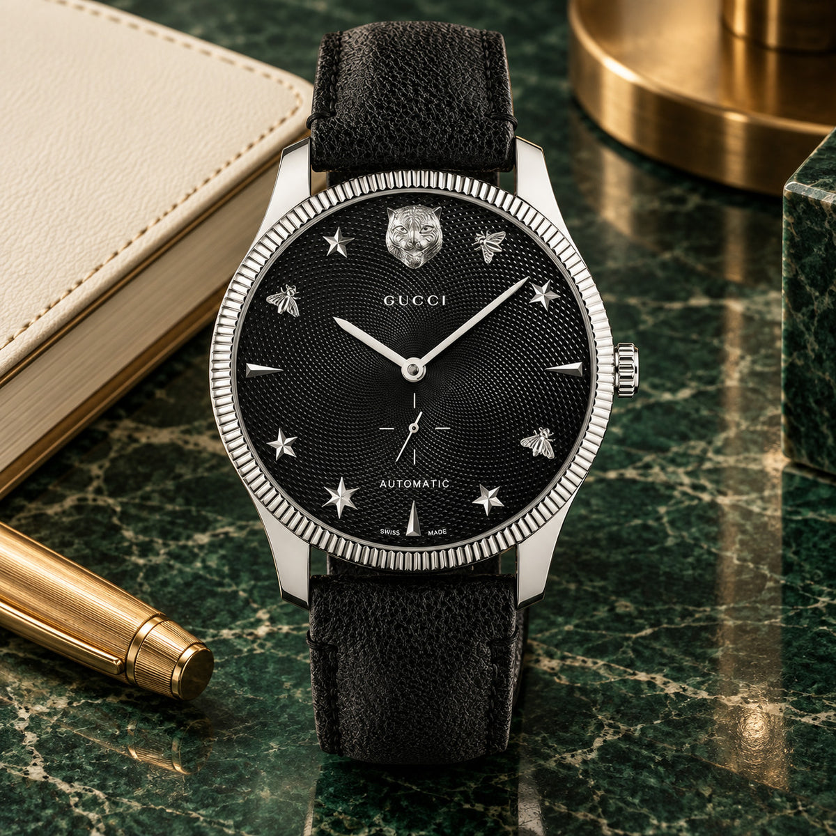 Gucci G-Timeless Small Seconds 40 mm Zwarte guilloche met katachtige, bijen- en stermotieven Horloge – YA126365