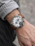 Diesel DZ4280 men's watch — 02_on_wrist.png