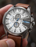 Diesel DZ4280 men's watch — 04_handheld_macro.png