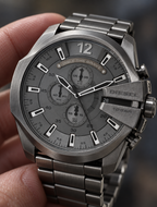 Diesel DZ4282 men's watch — 04_handheld_macro.png