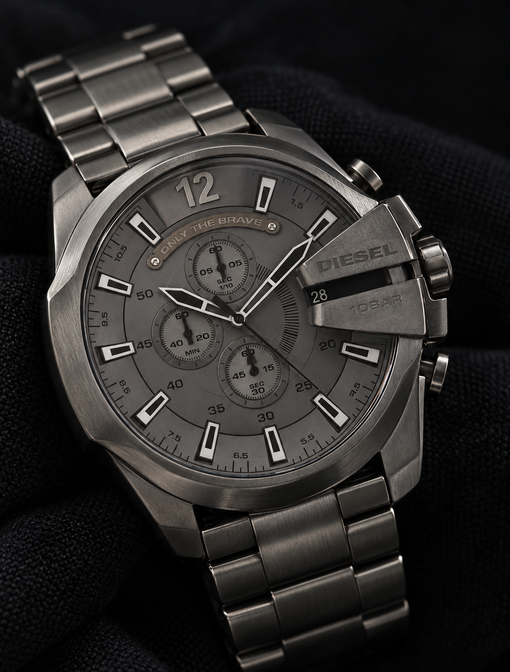 Diesel DZ4282 men's watch — 09_angled_macro.png