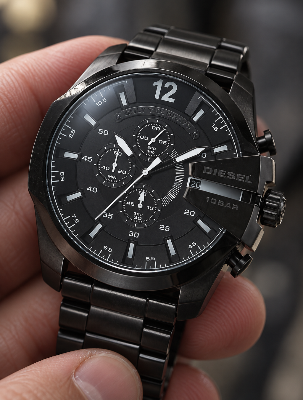 Diesel DZ4283 men's watch — 04_handheld_macro.png