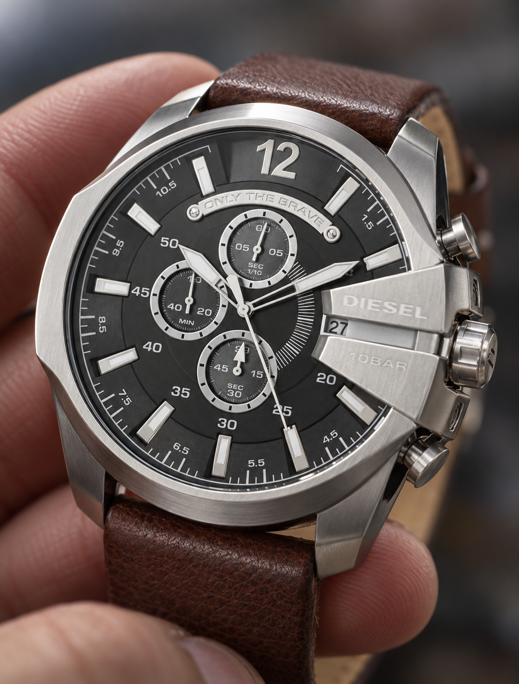 Diesel DZ4290 men's watch — 04_handheld_macro.png