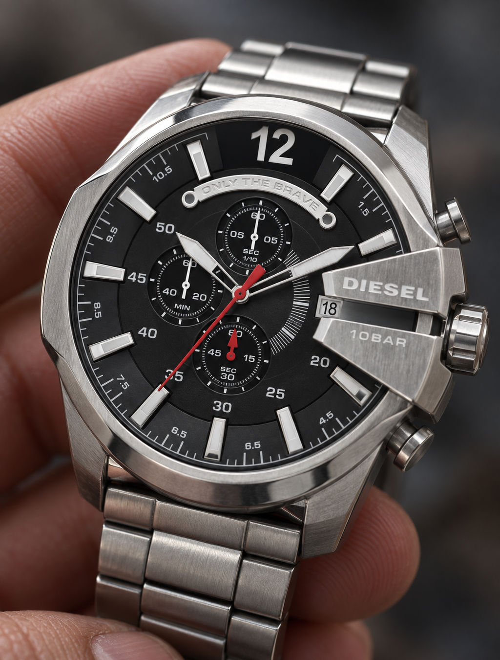 Diesel DZ4308 men's watch — 04_handheld_macro.png