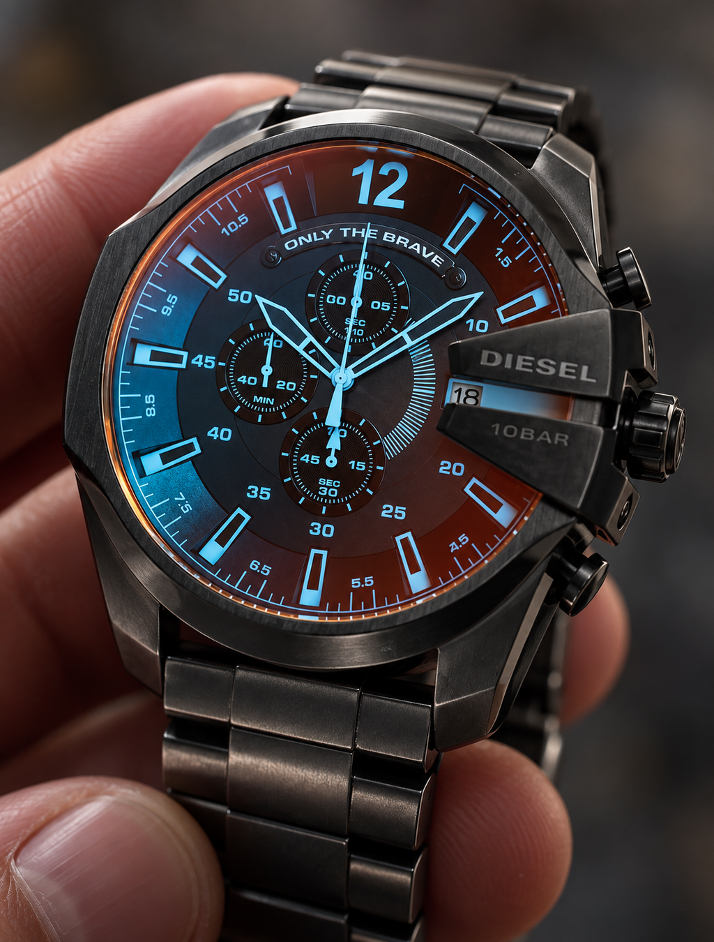 Diesel DZ4318 men's watch — 04_handheld_macro.png