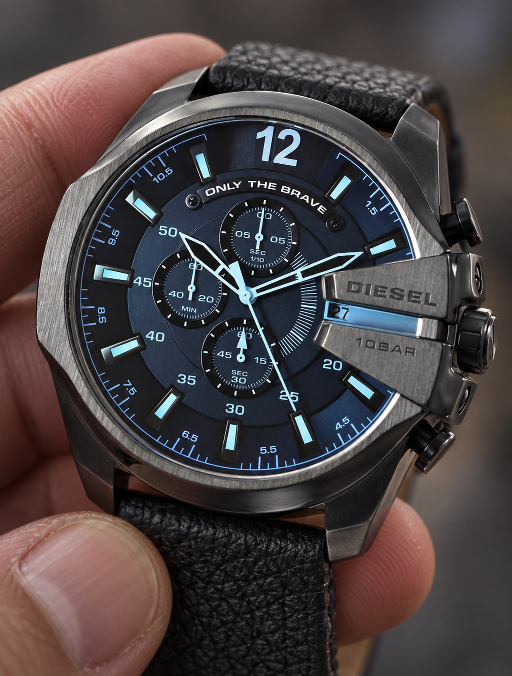 Diesel DZ4323 men's watch — 04_handheld_macro.png