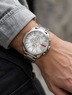 Diesel DZ4328 men's watch — 02_on_wrist.png