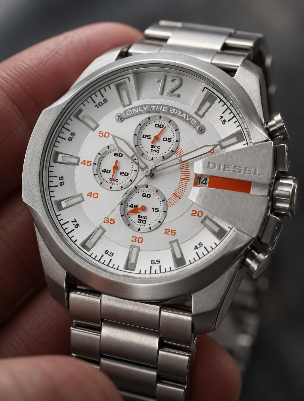 Diesel DZ4328 men's watch — 04_handheld_macro.png