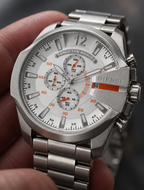 Diesel DZ4328 men's watch — 04_handheld_macro.png
