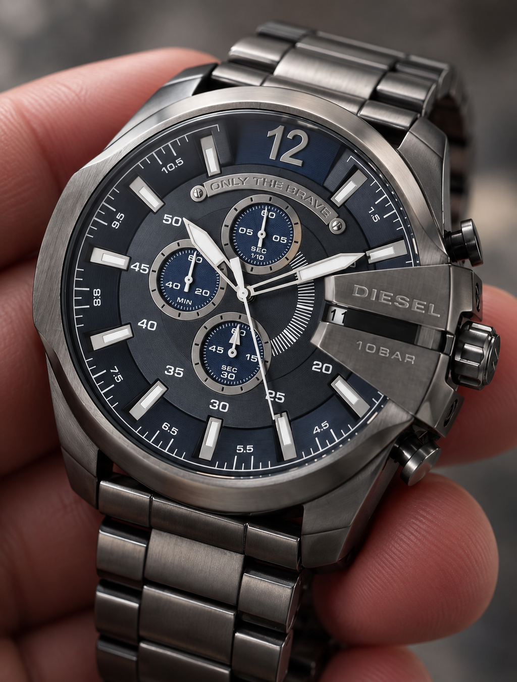 Diesel DZ4329 men's watch — 04_handheld_macro.png