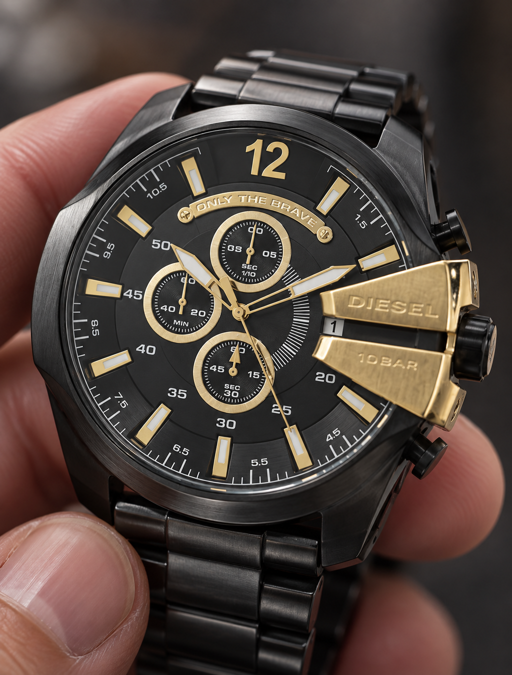 Diesel DZ4338 men's watch — 04_handheld_macro.png