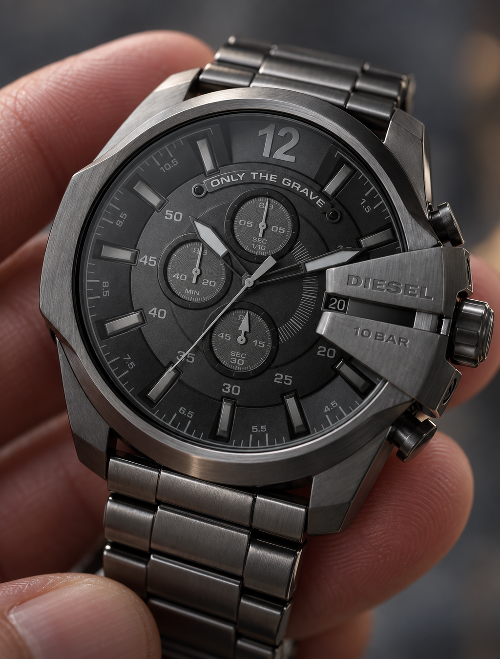 Diesel DZ4355 men's watch — 04_handheld_macro.png
