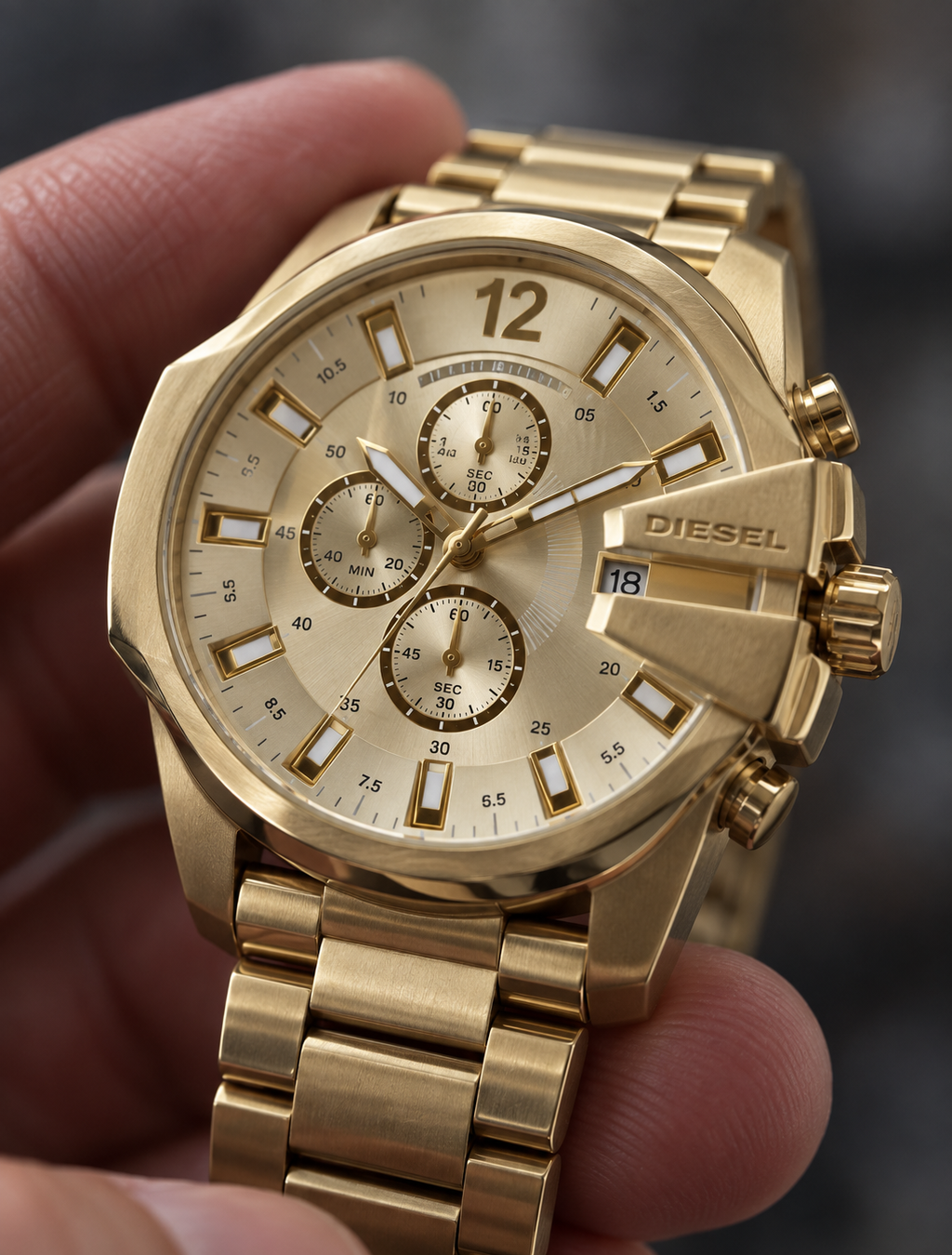 Diesel DZ4360 men's watch — 04_handheld_macro.png