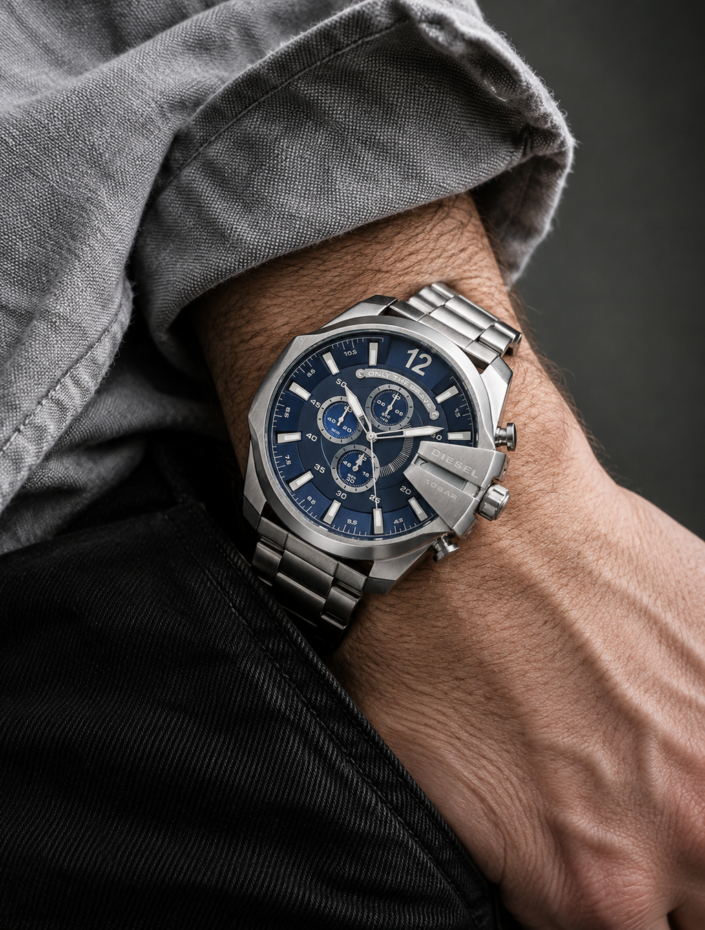 Diesel DZ4417 men's watch — 02_on_wrist.png