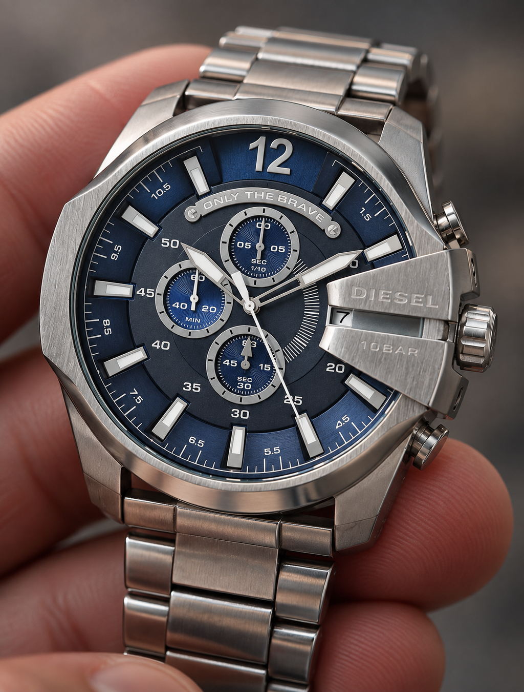 Diesel DZ4417 men's watch — 04_handheld_macro.png