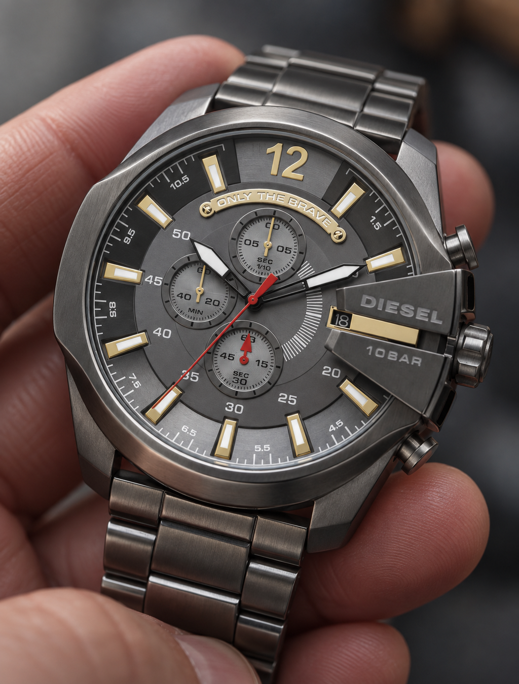 Diesel DZ4421 men's watch — 04_handheld_macro.png