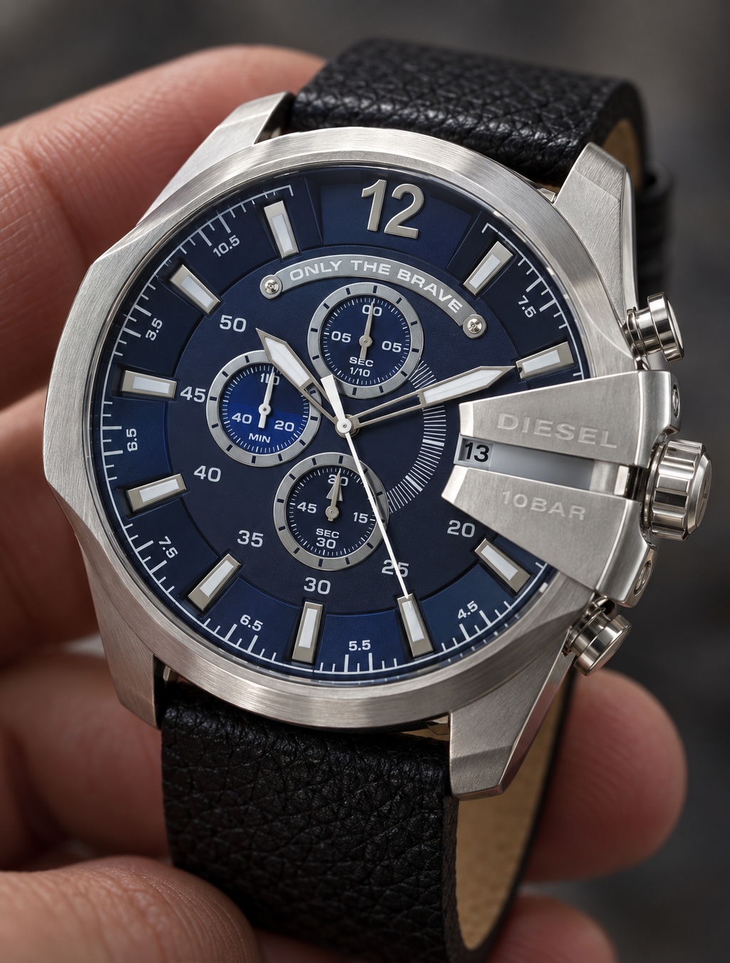 Diesel DZ4423 men's watch — 04_handheld_macro.png
