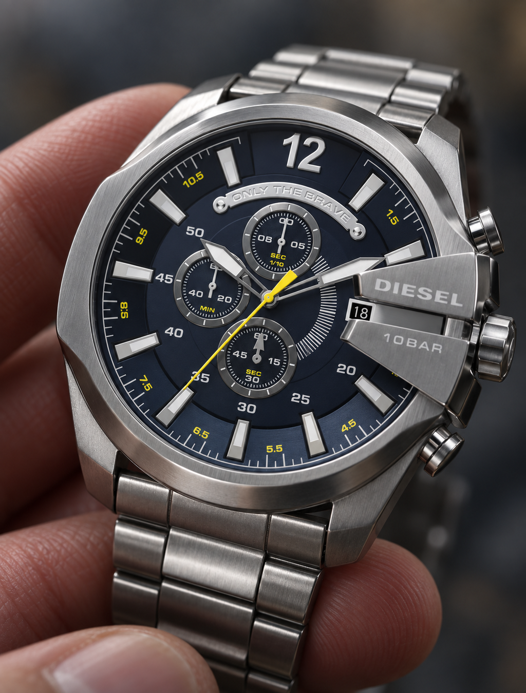 Diesel DZ4465 men's watch — 04_handheld_macro.png