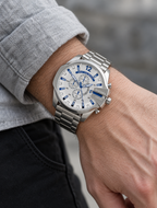 Diesel DZ4477 men's watch — 02_on_wrist.png