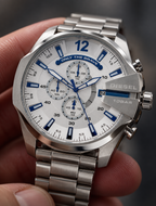 Diesel DZ4477 men's watch — 04_handheld_macro.png
