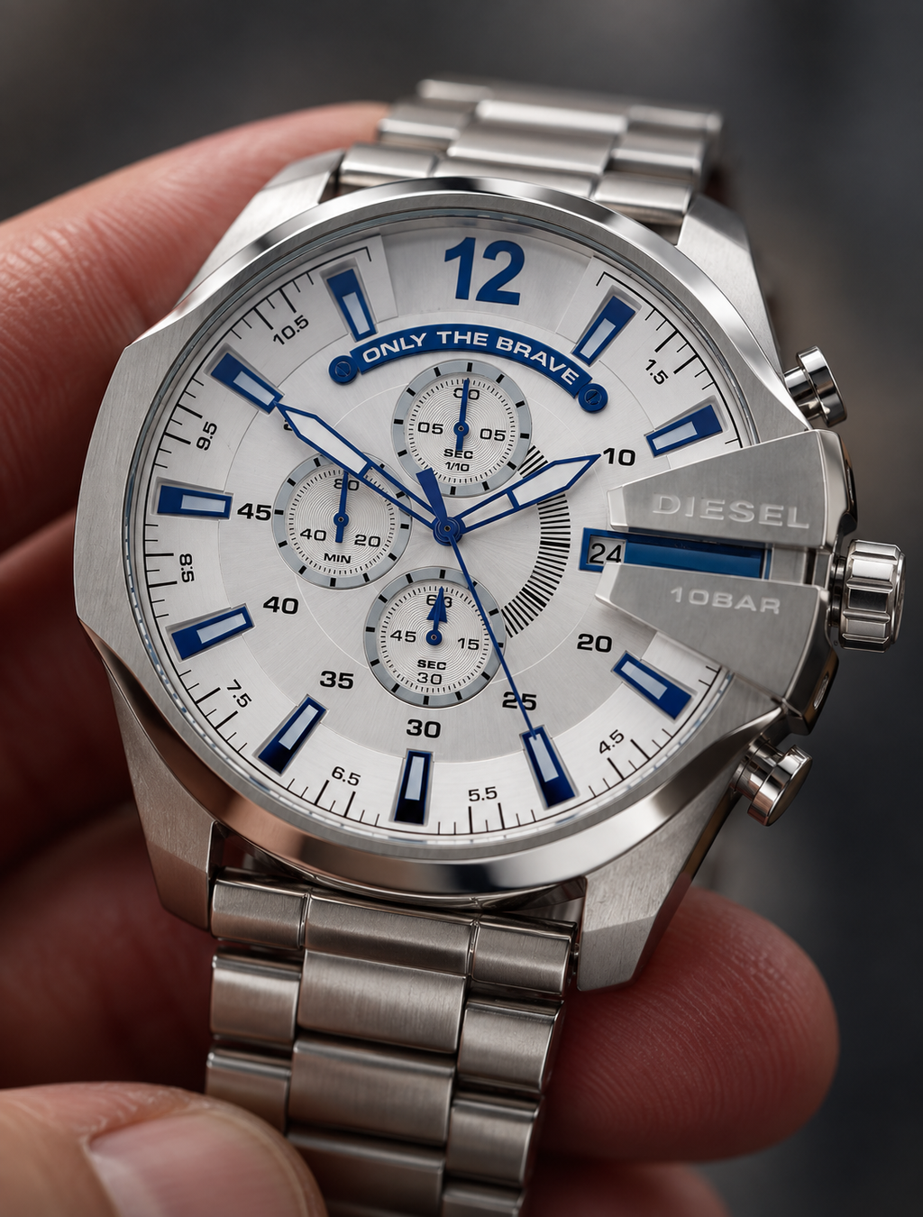 Diesel DZ4477 men's watch — 04_handheld_macro.png