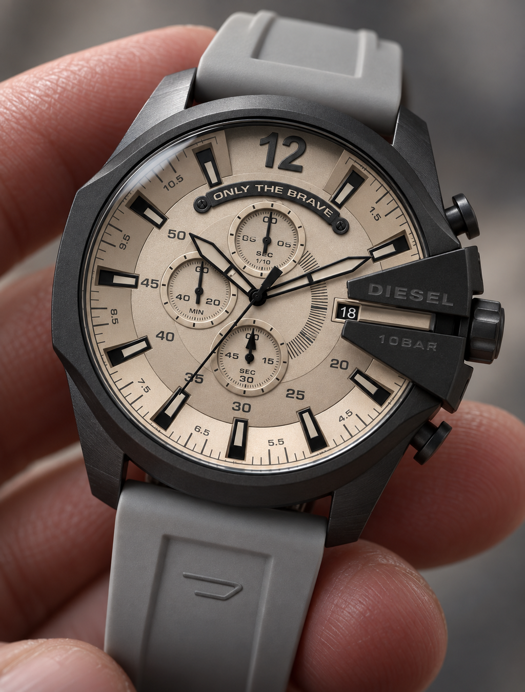 Diesel DZ4496 men's watch — 04_handheld_macro.png