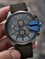 Diesel DZ4500 men's watch — 04_handheld_macro.png