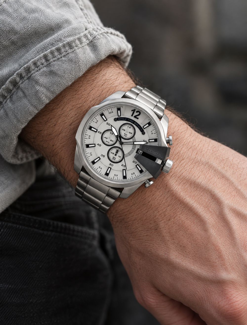 Diesel DZ4501 men's watch — 02_on_wrist.png