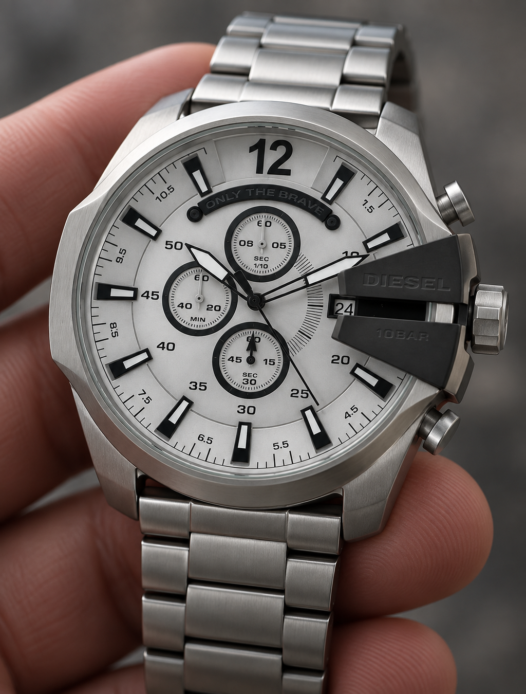 Diesel DZ4501 men's watch — 04_handheld_macro.png