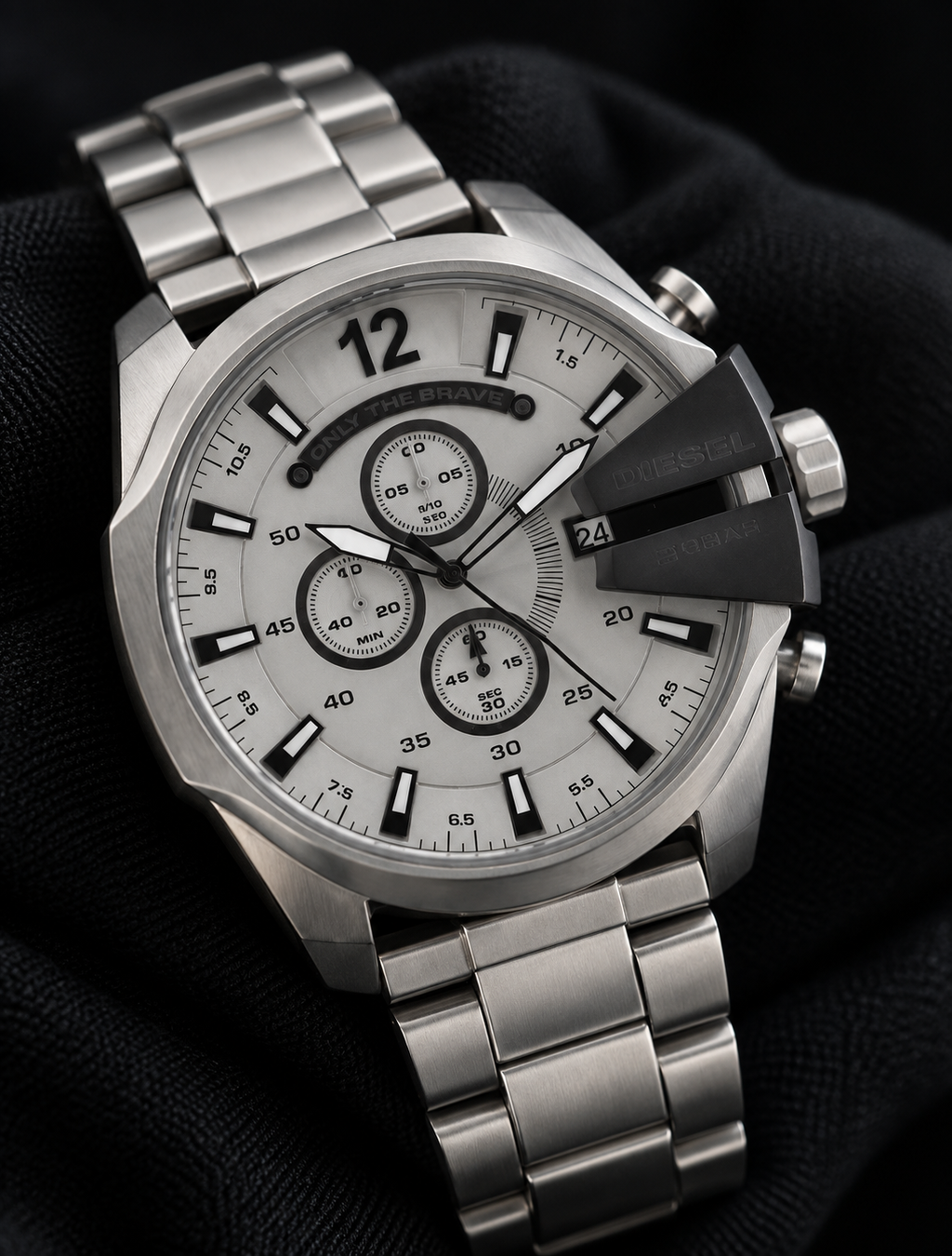 Diesel DZ4501 men's watch — 09_angled_macro.png