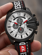 Diesel DZ4512 men's watch — 04_handheld_macro.png