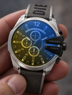 Diesel DZ4523 men's watch — 04_handheld_macro.png