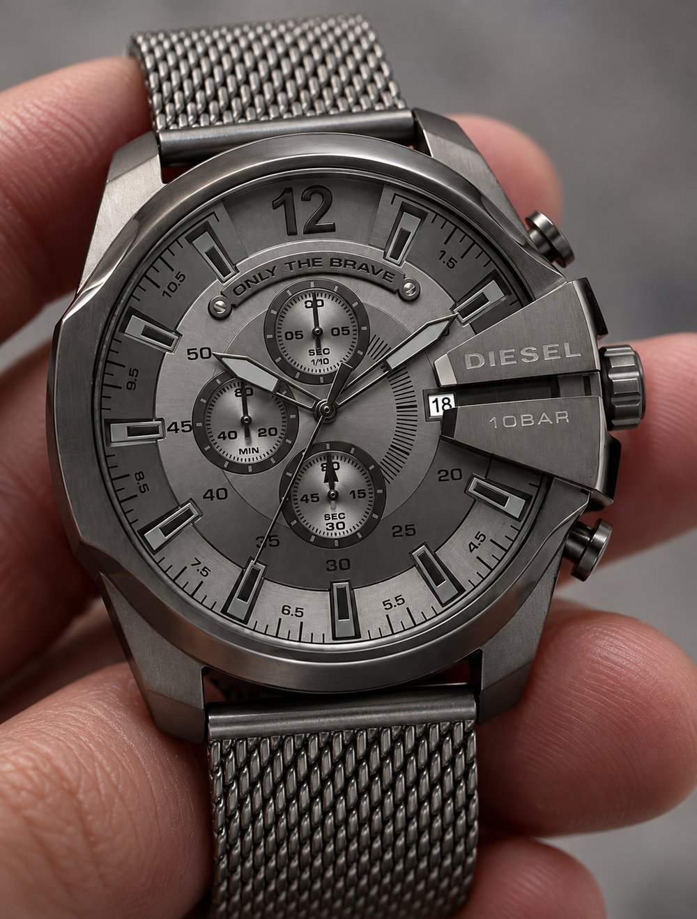 Diesel DZ4527 men's watch — 04_handheld_macro.png