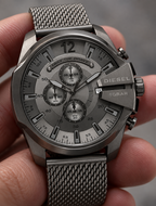 Diesel DZ4527 men's watch — 04_handheld_macro.png