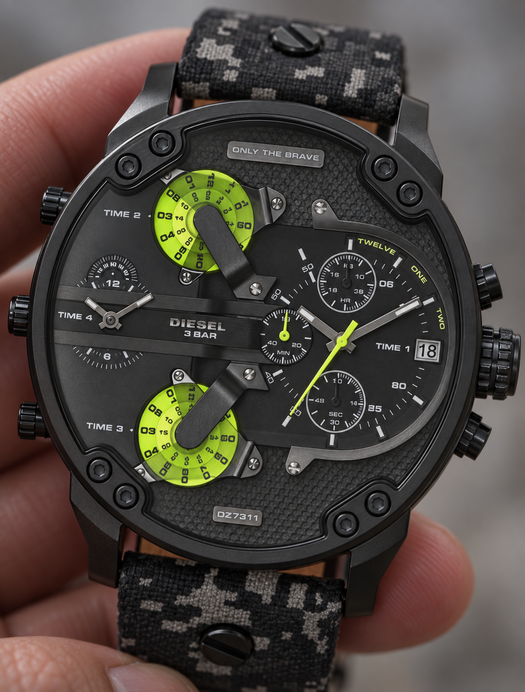 Diesel DZ7311 men's watch — 04_handheld_macro.png