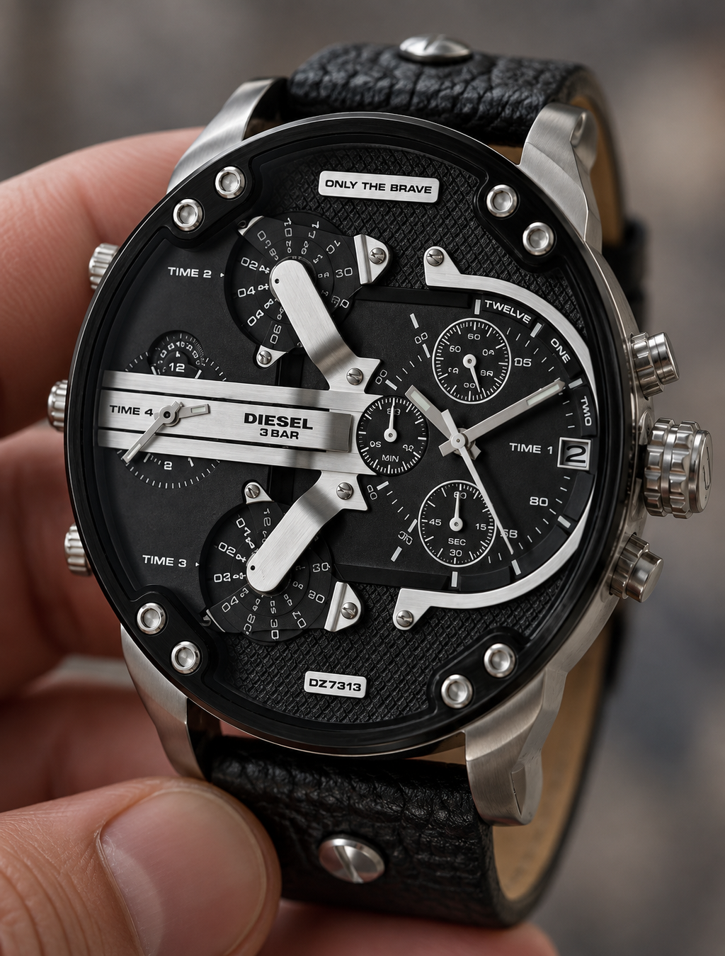 Diesel DZ7313 men's watch — 04_handheld_macro.png