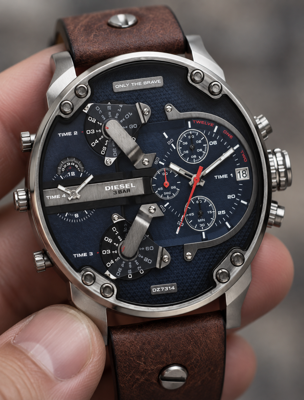 Diesel DZ7314 men's watch — 04_handheld_macro.png