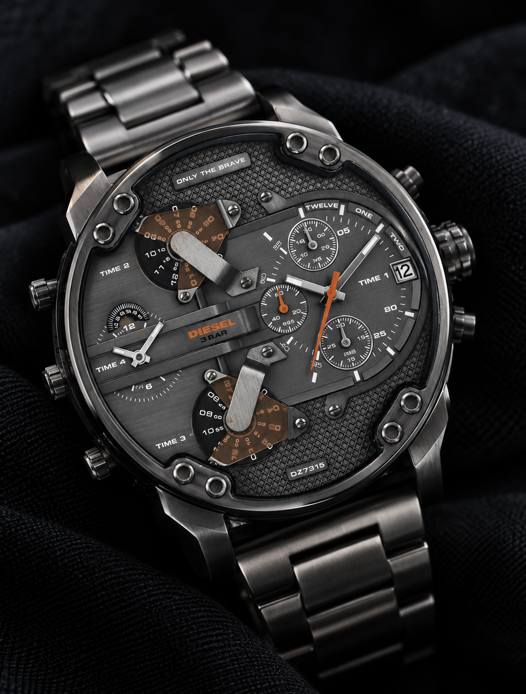 Diesel DZ7315 men's watch — 09_angled_macro.png