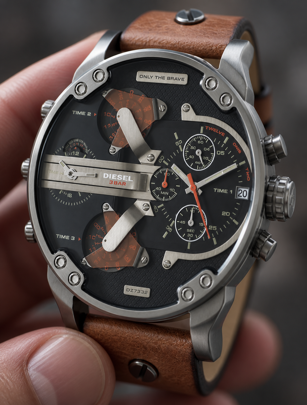 Diesel DZ7332 men's watch — 04_handheld_macro.png