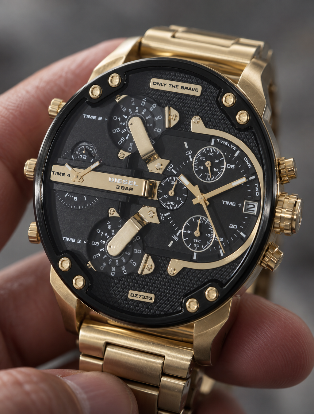 Diesel DZ7333 men's watch — 04_handheld_macro.png