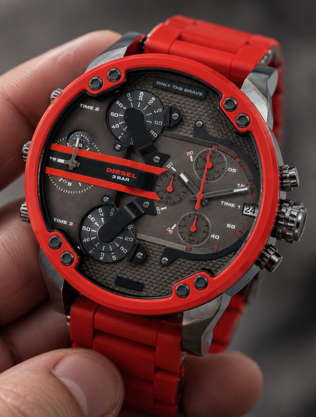 Diesel DZ7370 men's watch — 04_handheld_macro.png