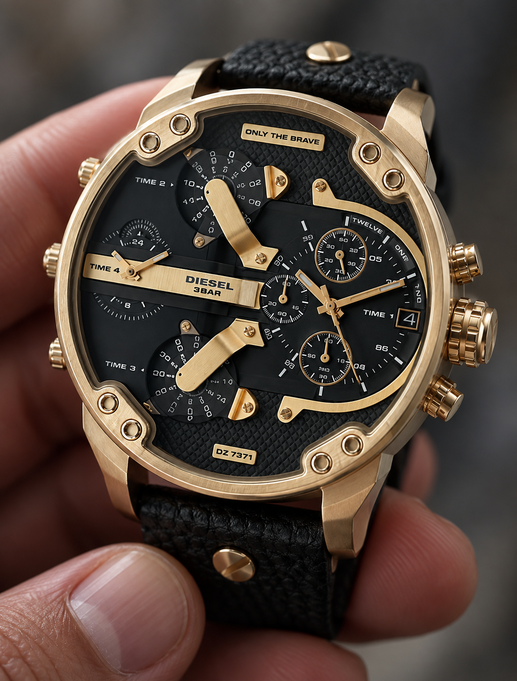 Diesel DZ7371 men's watch — 04_handheld_macro.png