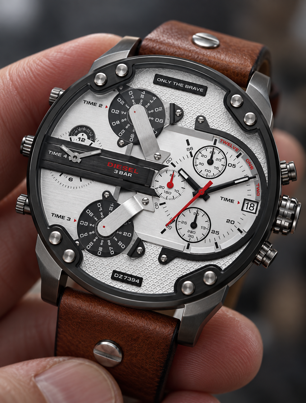 Diesel DZ7394 men's watch — 04_handheld_macro.png