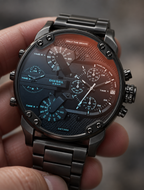 Diesel DZ7395 men's watch — 04_handheld_macro.png