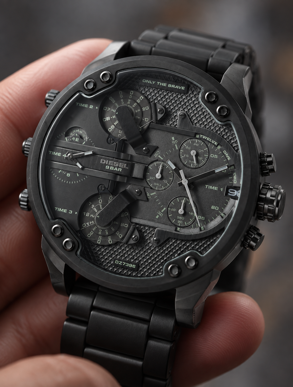Diesel DZ7396 men's watch — 04_handheld_macro.png